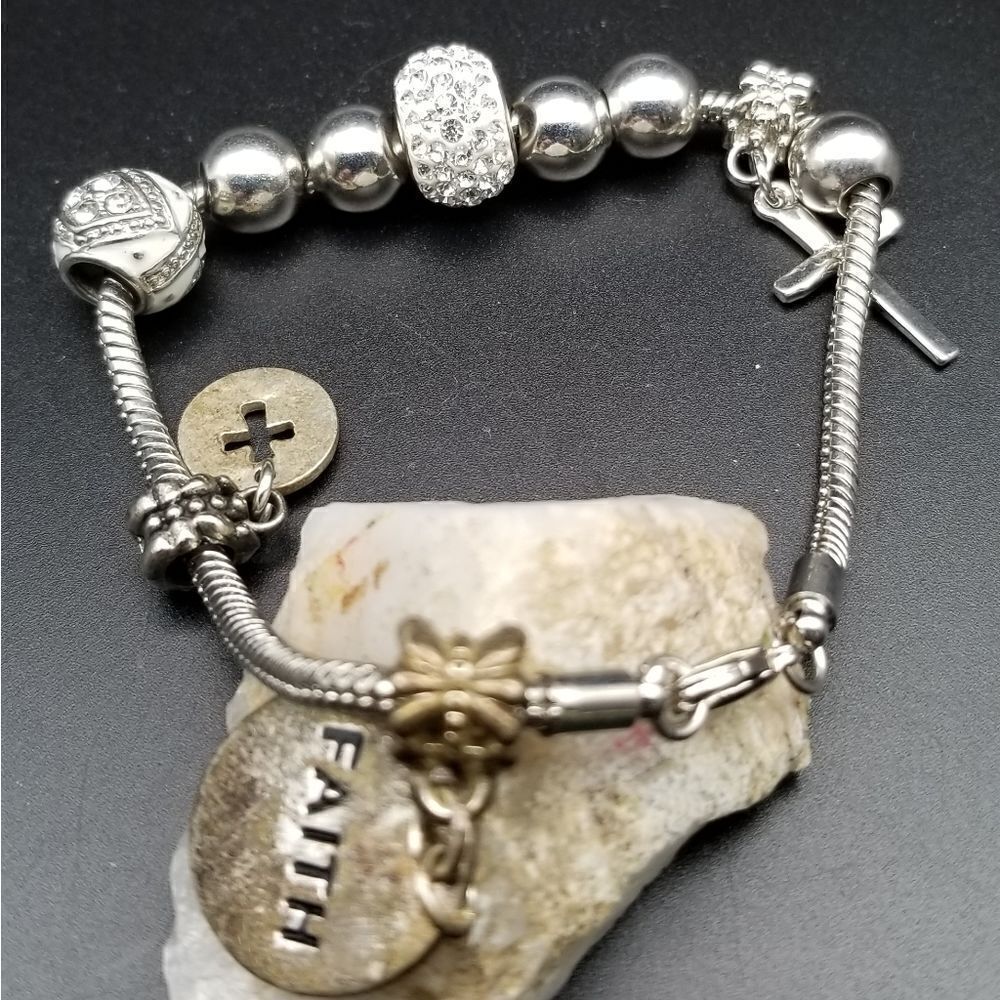 Victorian fashion Faith cross charm bracelet. B635